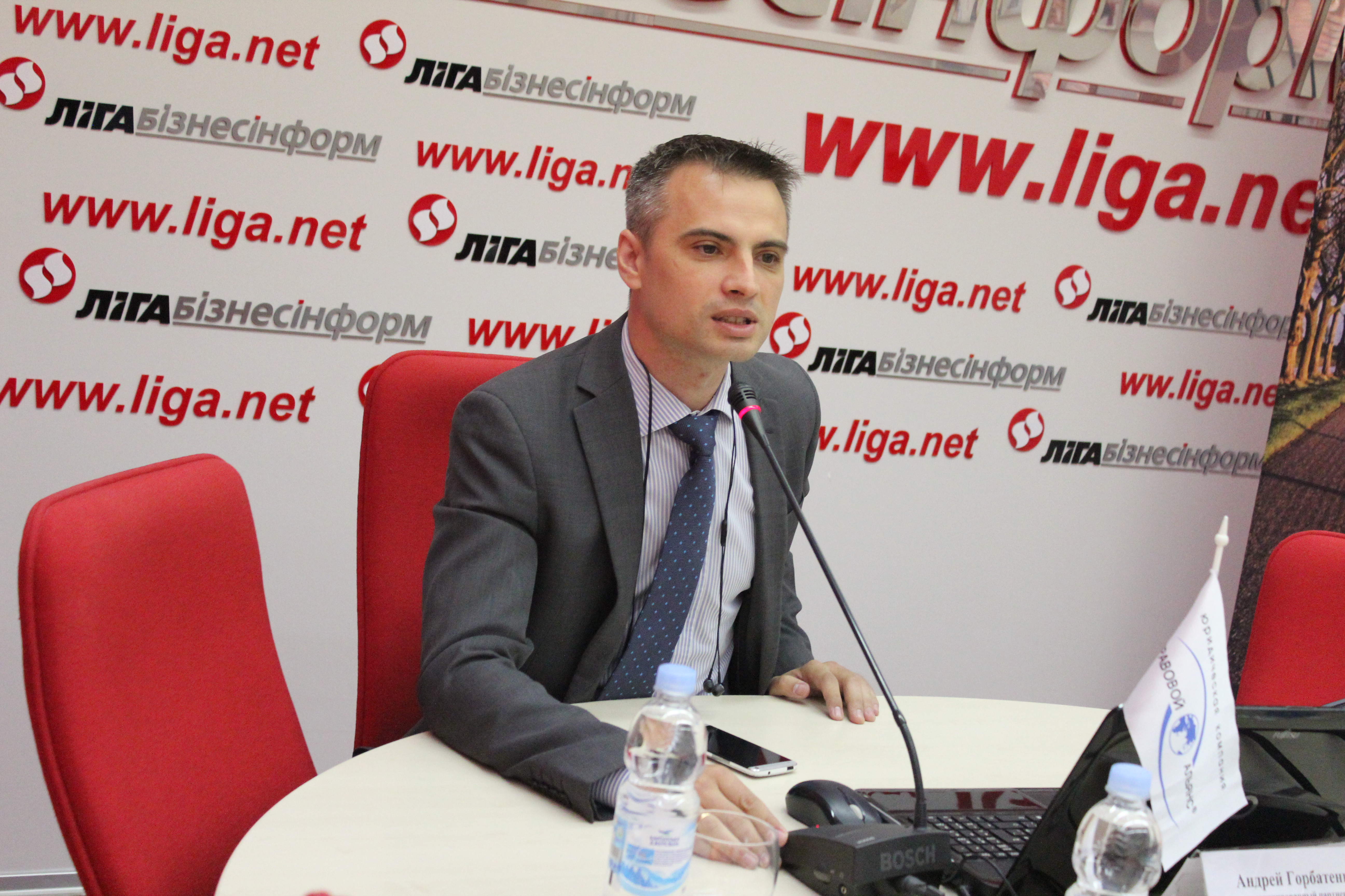 Round Table with Online Streaming: 