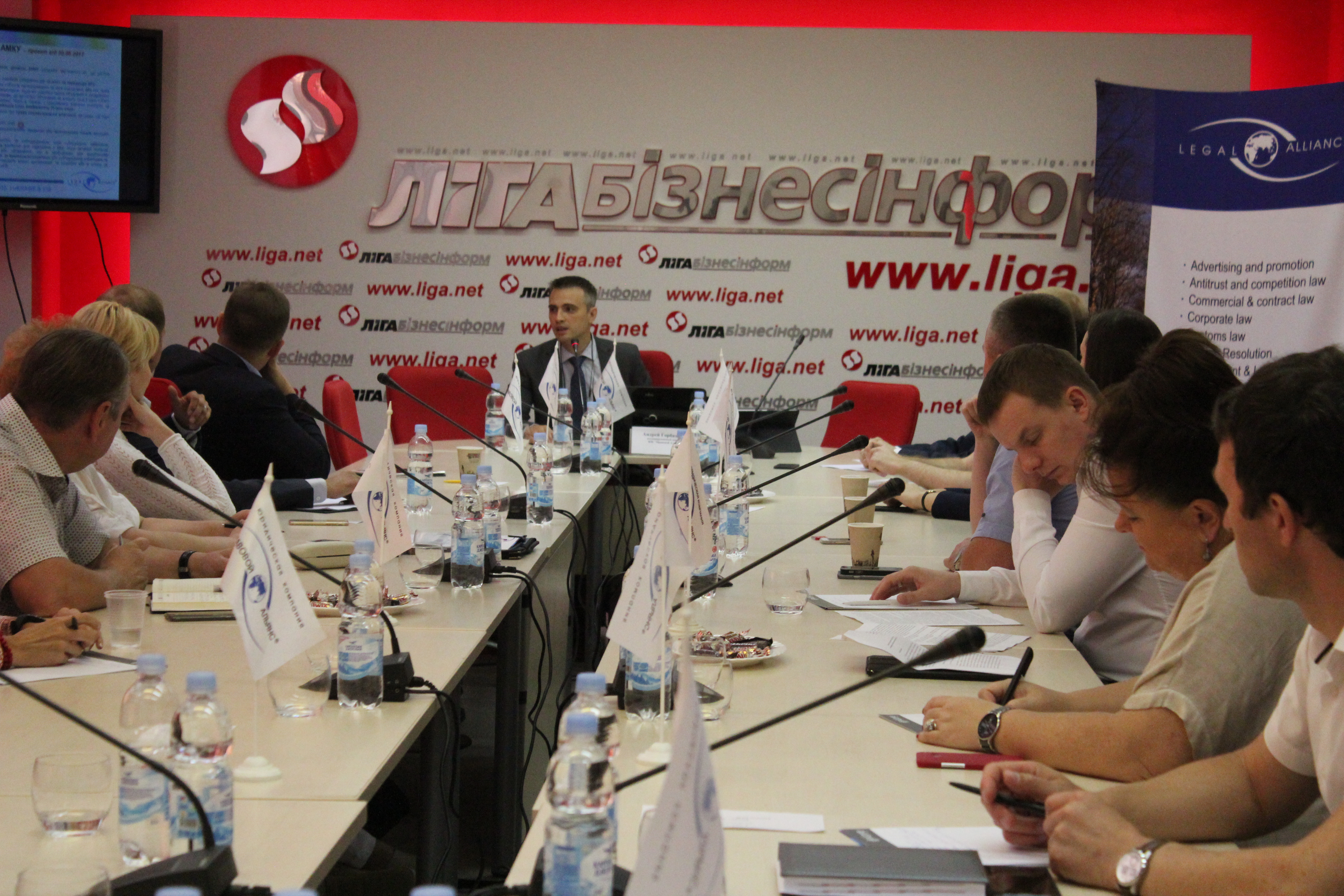 Round Table with Online Streaming: 