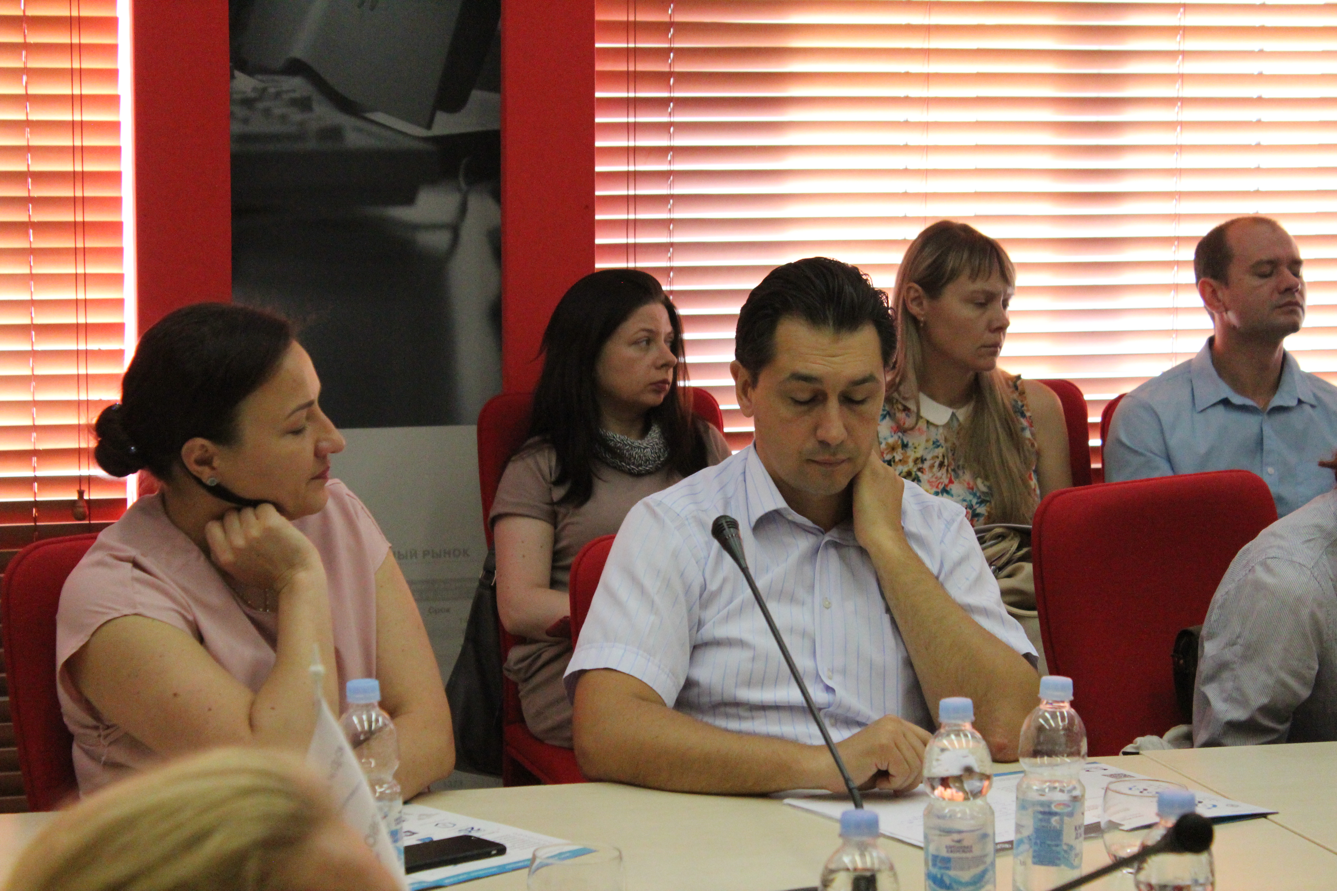 Round Table with Online Streaming: 