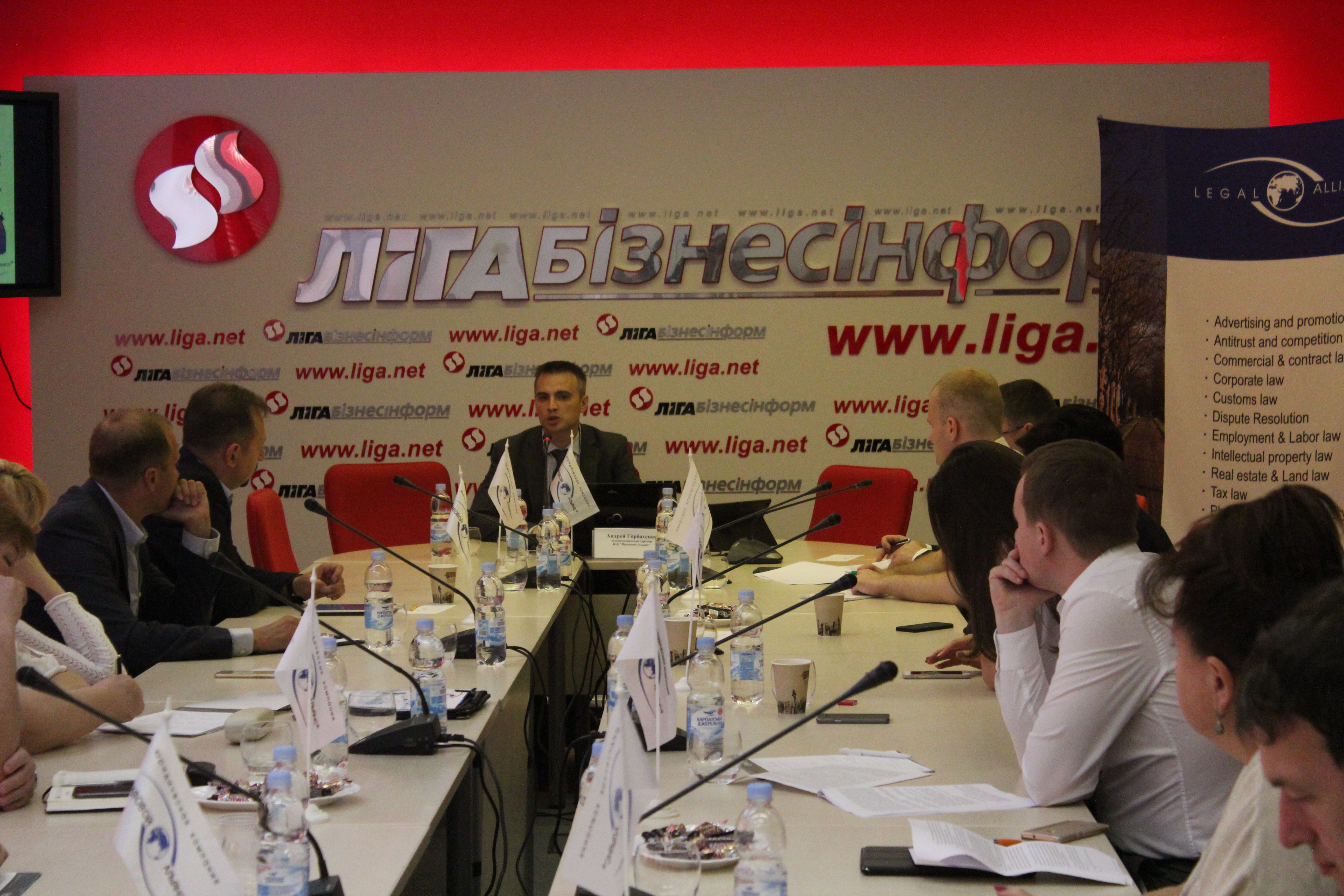 Round Table with Online Streaming: 