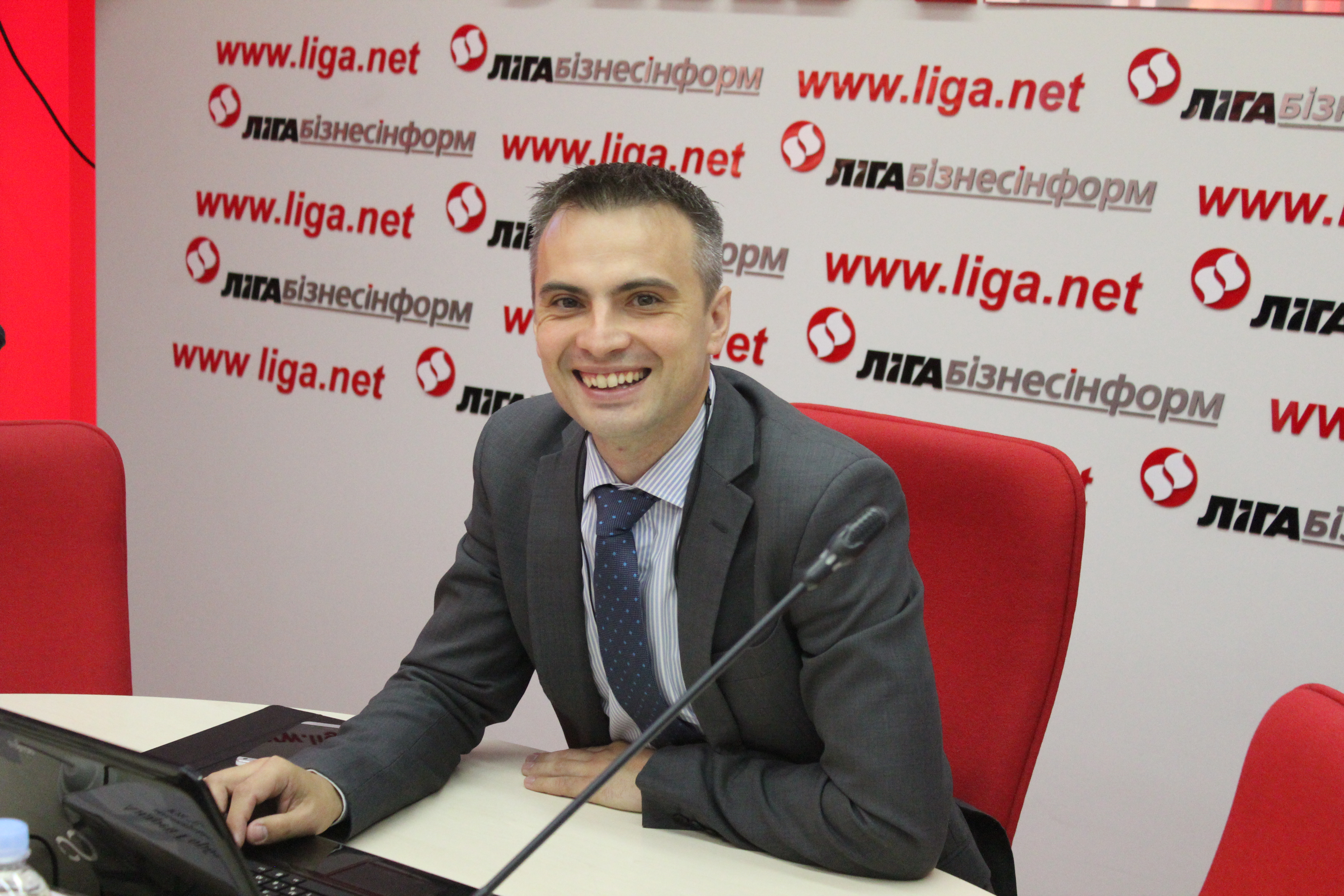 Round Table with Online Streaming: 