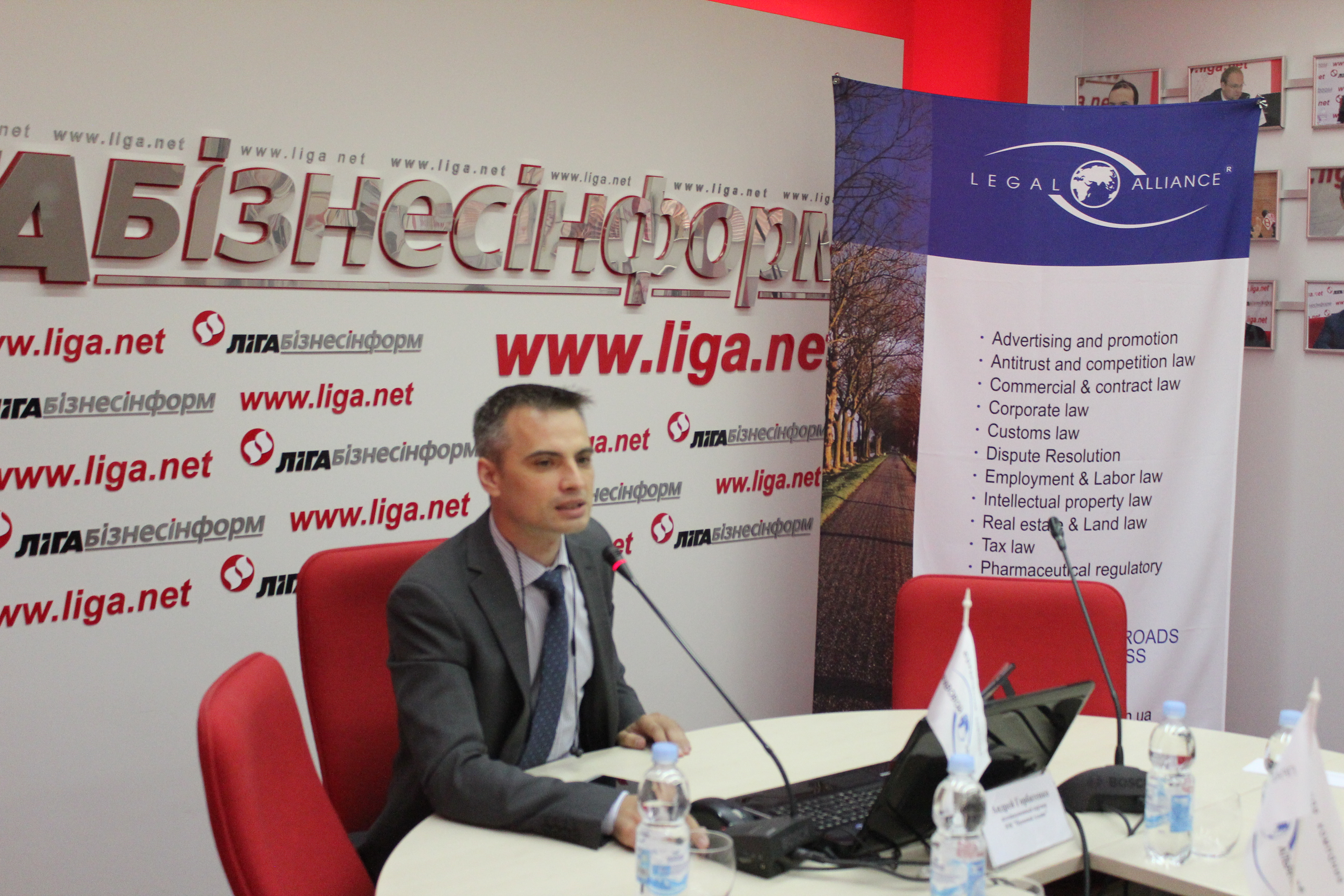 Round Table with Online Streaming: 